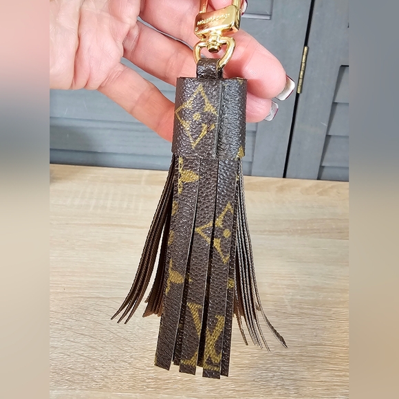 Authentic LOUIS VUITTON Monogram Tassel - Picture 3 of 4